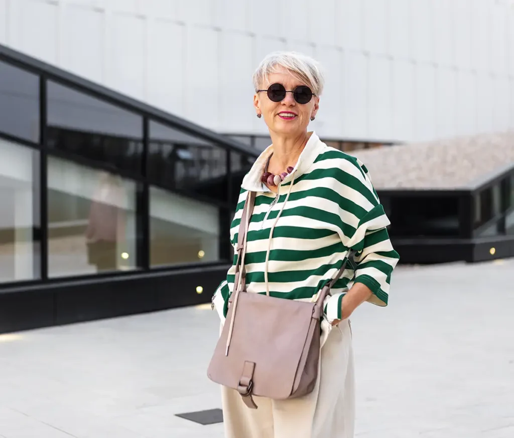 accessoires look casual chic femme 50 ans