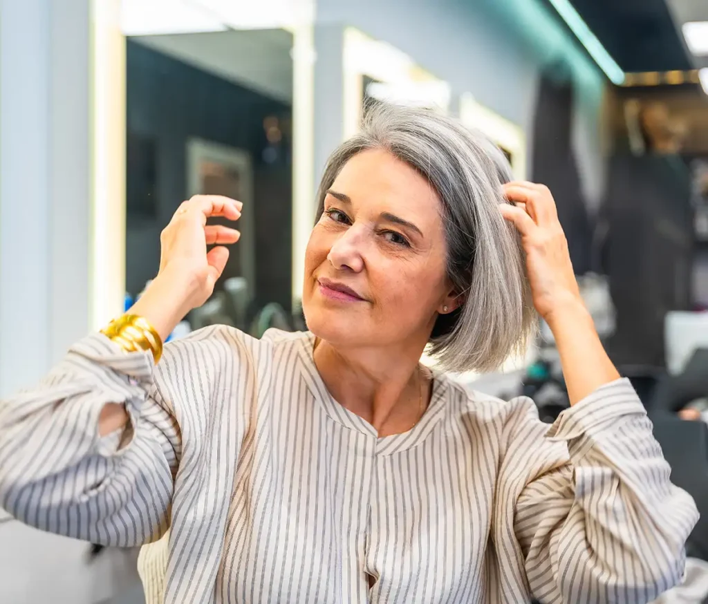 avant après coupe de cheveux femme 50 ans qui rajeunit