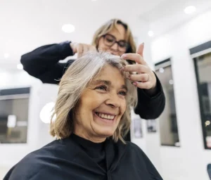Relooking femme 55 ans : par où commencer pour se réinventer