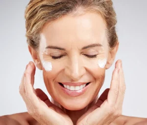 Soin visage anti-âge : la routine idéale après 50 ans