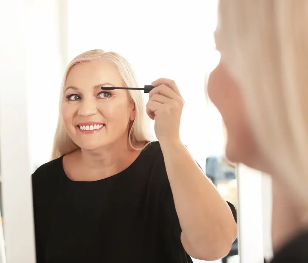 techniques maquillage yeux femme 50 ans paupières tombantes 